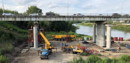 В Ельце продолжаются строительные работы по укреплению и расширению автомобильного моста через реку Быстрая Сосна