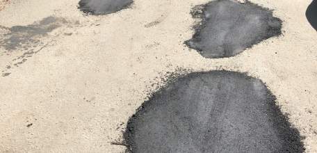 В Ельце жители сами стали заделывать ямы на дорогах из-за бездействия администрации!