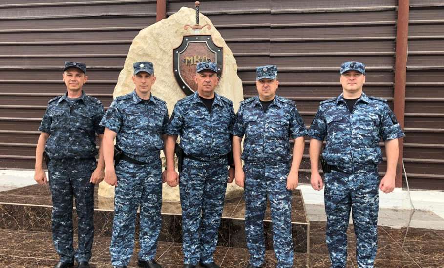 8 сотрудников ОМВД России по городу Ельцу вернулись из служебной командировки