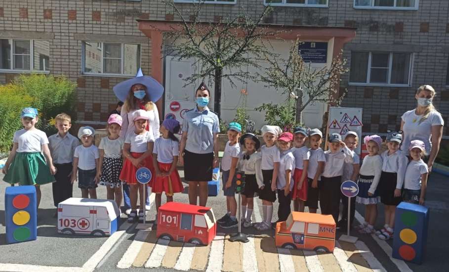 В Международный день светофора педагоги детского сада №34 и сотрудники Госавтоинспекции провели тематическое занятие с воспитанниками детского сада