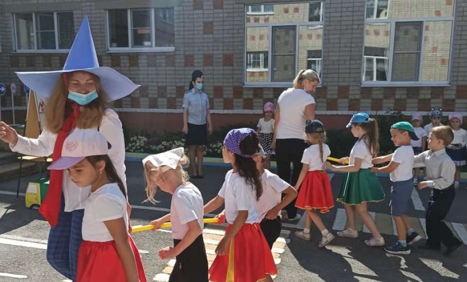 В Международный день светофора педагоги детского сада №34 и сотрудники Госавтоинспекции провели тематическое занятие с воспитанниками детского сада