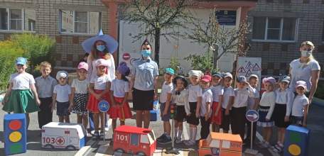 В Международный день светофора педагоги детского сада №34 и сотрудники Госавтоинспекции провели тематическое занятие с воспитанниками детского сада