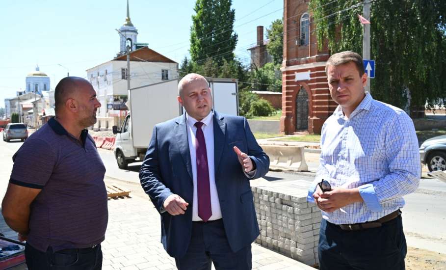 Глава города Ельца проверил ход работ по ремонту дорог