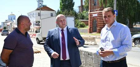 Глава города Ельца проверил ход работ по ремонту дорог