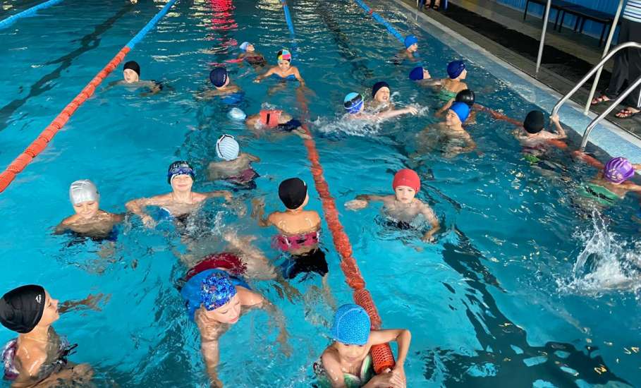 Согласно расписания воспитанники детско-юношеских возрастных групп ФК «Елец» занимаются плаванием
