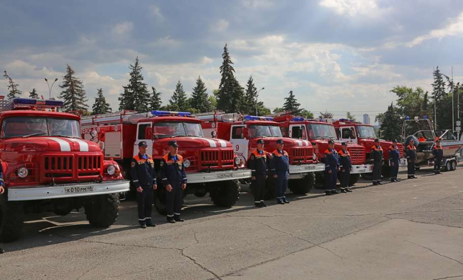 Замминистра МЧС России и Игорь Артамонов вручили новую технику спасателям региона