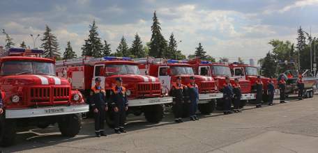 Замминистра МЧС России и Игорь Артамонов вручили новую технику спасателям региона