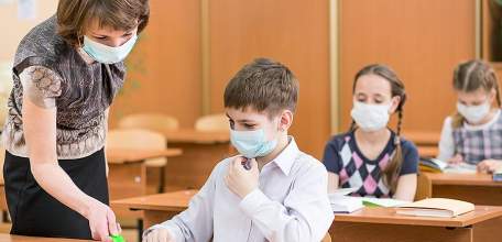 Учителей школ в России обяжут носить маски в новом учебном году