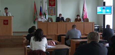 Необходимость вакцинации, лауреаты городской Доски почёта, проведение конкурса «Лучший по профессии» обсудили в администрации Ельца