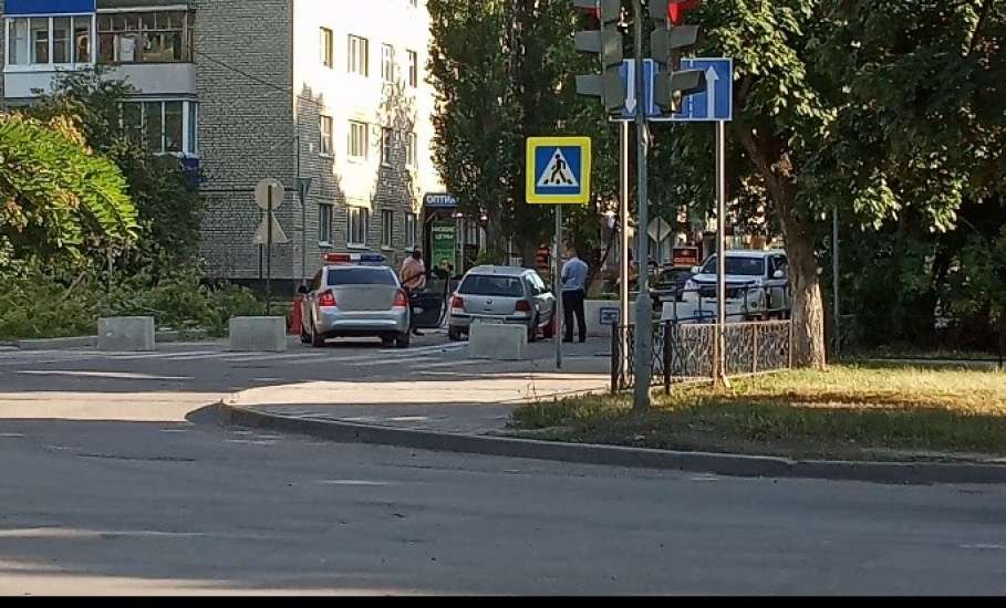 В Ельце на перекрёстке улиц Коммунаров и Героев «Фольксваген Гольф» врезался в бетонный блок