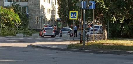 В Ельце на перекрёстке улиц Коммунаров и Героев «Фольксваген Гольф» врезался в бетонный блок