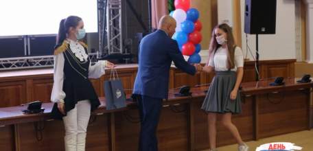 Одарённые ельчане получили паспорта в областной администрации