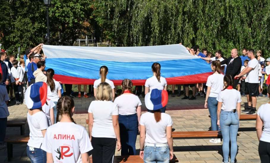 В Петровском парке состоялась акция, посвящённая Дню Государственного флага России