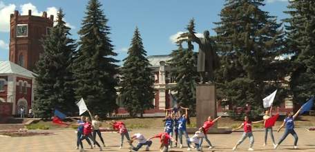 Елецкая молодежь отпраздновала День флага России на центральной площади города