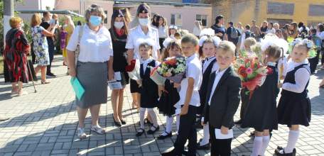 Сотрудники Елецкого ЛО МВД России на транспорте посетили торжественную линейку в МБОУ «Средняя школа №23 города Ельца»