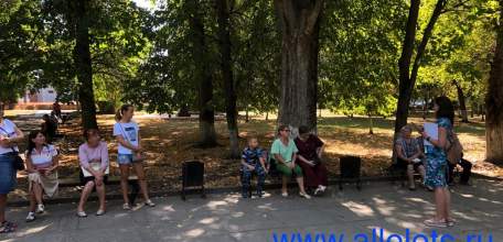 Вчера в Ельце состоялись общественные слушания по поводу благоустройства сквера Комсомольцев, про которые мало кто знал из ельчан!