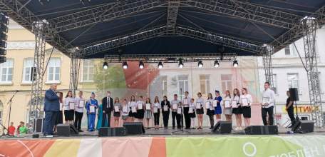 Обновленную Доску почета «Юные дарования Ельца» украсили фотографии двенадцати учащихся школ города