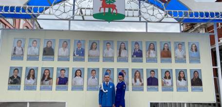 Фотографии юидовцев на городской Доске почёта «Юные дарования Ельца»