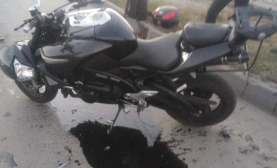 В результате ДТП на улице Коммунаров пострадал 29-летний водитель мотоцикла