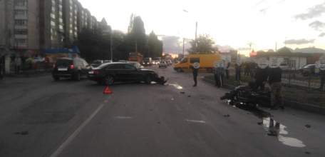 В результате ДТП на улице Коммунаров пострадал 29-летний водитель мотоцикла