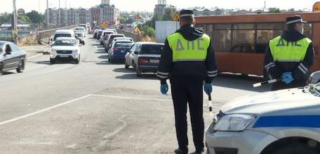 Самых нетерпеливых на мосту штрафуют: дорожные инспекторы составили уже 68 протоколов