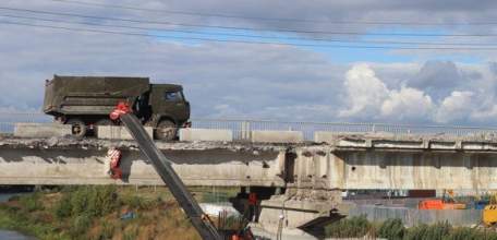 В Ельце разбирают пролеты моста, по которому продолжает ехать транспорт