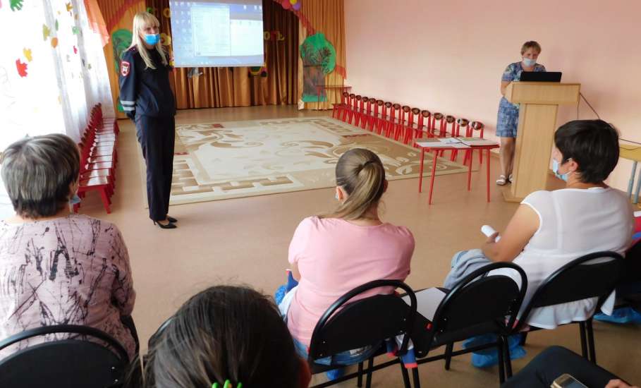 В детском саду посёлка Солидарность прошло родительское собрание на тему «Безопасность дошкольников на дороге»