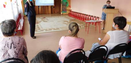 В детском саду посёлка Солидарность прошло родительское собрание на тему «Безопасность дошкольников на дороге»