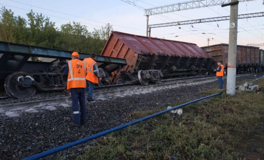 На станции в Липецкой области восемь вагонов грузового поезда сошли с рельсов