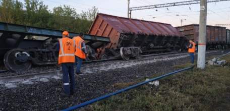 На станции в Липецкой области восемь вагонов грузового поезда сошли с рельсов