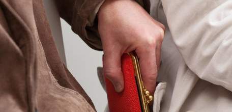 ОМВД России по г. Ельцу предупреждает: Как не стать жертвой воров-карманников