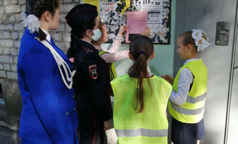 Сотрудники ОГИБДД Ельца и ЮИДовцы расклеили листовки с информацией об использовании световозвращающих элементов