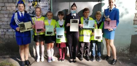 Сотрудники ОГИБДД Ельца и ЮИДовцы расклеили листовки с информацией об использовании световозвращающих элементов