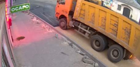 Полный провал: водителя «Камаза» на улице Советской чуть не придавило грузовиком