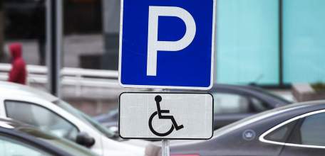 Бесплатная парковка для инвалидов и тех, кто их перевозит: как подтвердить право