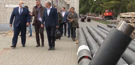 На контроле главы: Евгений Боровских проверил сроки и качество работ по капремонту теплосетей и благоустройству скверов