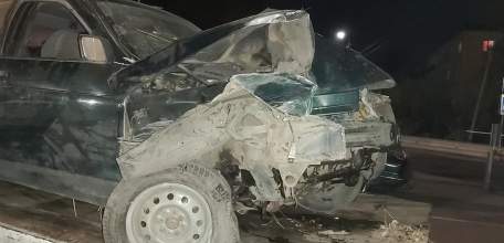 На улице Костенко водитель ВАЗ-21120 не справился с управлением и врезался в дерево