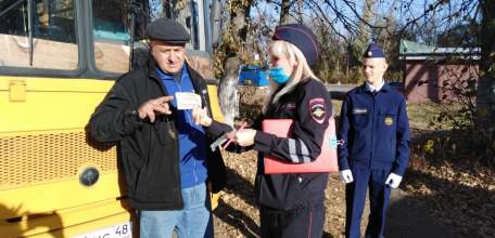 В Елецком районе прошла совместная акция ГИБДД и членов отряда ЮИД «Лотерея вежливости»