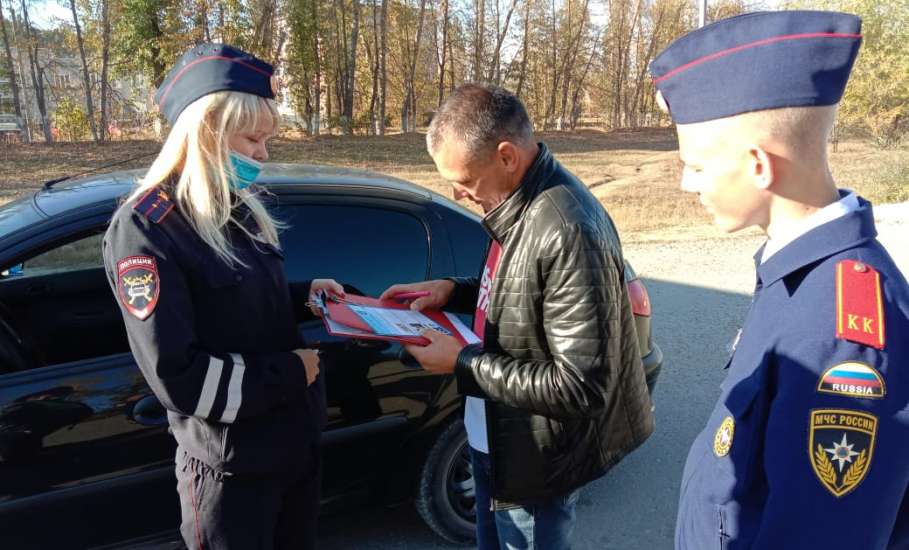 В Елецком районе инспекторы ДПС с членами отряда ЮИД провели экспресс-тестирование участников дорожного движения