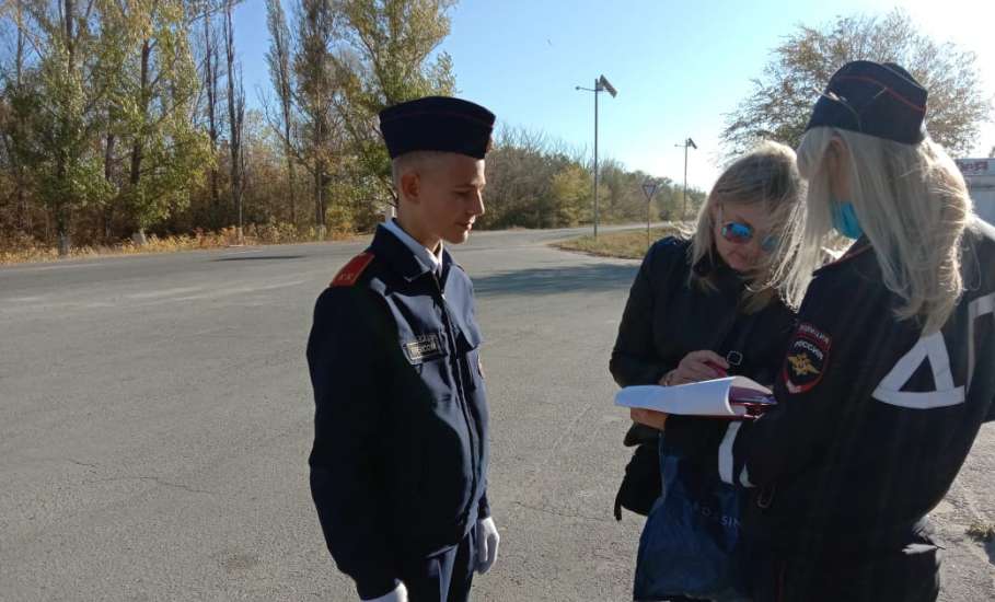 В Елецком районе инспекторы ДПС с членами отряда ЮИД провели экспресс-тестирование участников дорожного движения