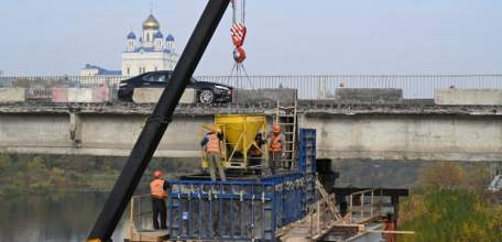 На автомобильном мосту приступают к монтажу новых балок