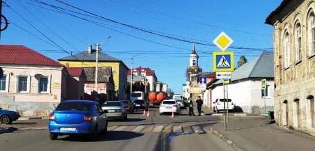 В Ельце на перекрестке столкнулись две иномарки