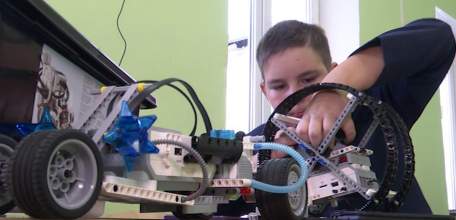 От робота-рисовальщика до котозайца: в секции робототехники ДООЦ дети создают необычные устройства