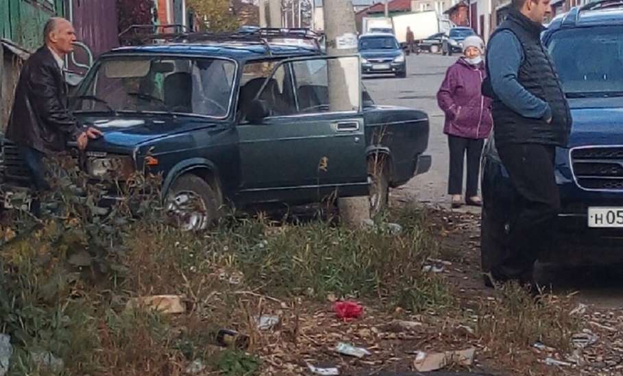 ДТП в Ельце: водитель ВАЗа врезался в иномарку, а затем в стену частного дома
