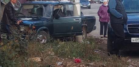 ДТП в Ельце: водитель ВАЗа врезался в иномарку, а затем в стену частного дома