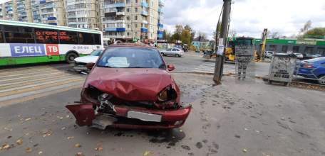 ДТП в Ельце: две автоледи встретились на перекрестке