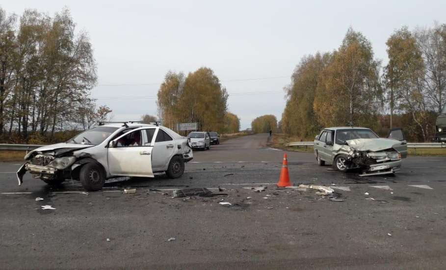 В Становлянском районе в столкновении на перекрестке пострадала пассажирка ВАЗа