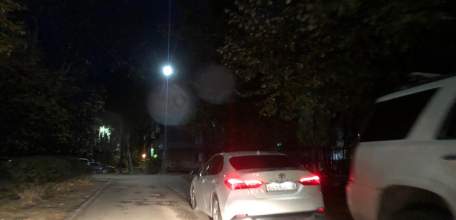 Автохамы из администрации Елецкого района паркуются на тротуаре