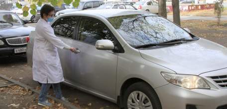 Служебные автомобили областной администрации переданы медикам