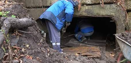 Проблема требует решения: сход грунта на дамбе создает угрозу для жителей районов Каменья и Лучка